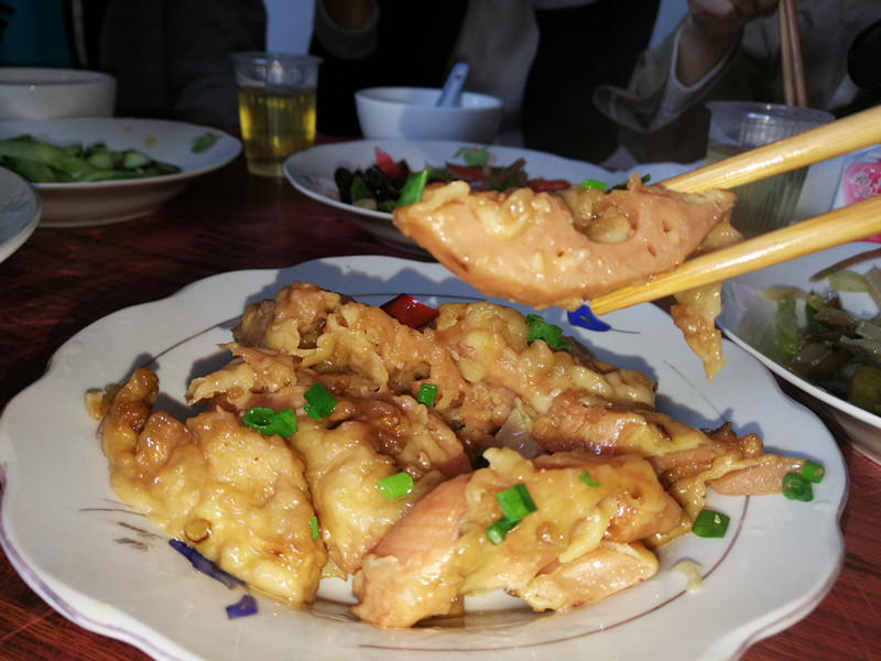 到安康白河县东坡村赶集 游客抢购山货 赏千年银杏 品乡村美食