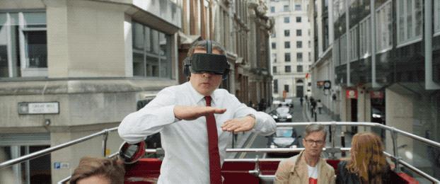 他用法棍暴打面包店服务生，全世界竟然都在笑！