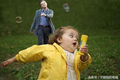 小孩握拳捂嘴笑表情包,握拳男孩表情包大全集