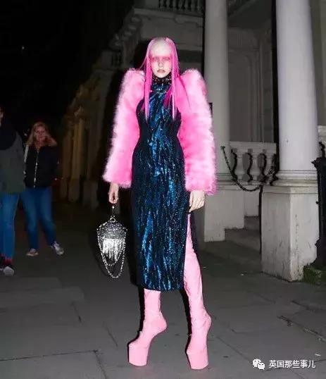 国外最近爆火的鞋子,国外很火的高跟鞋