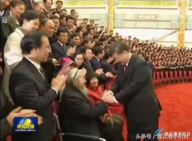 市民自发送别30位救火英雄,市民自发送别救人遇难者