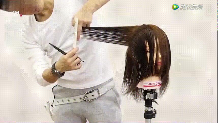 剪发时怎样才能快速弄干净碎发,零基础女士长碎发剪发教程