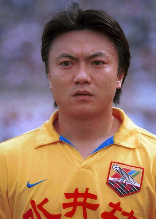 他是川足旗帜，曾向裁判下跪也曾为队友出头受伤，被球迷称为大侠