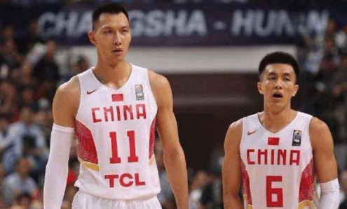 易建联，郭艾伦在CBA联赛中穿自己代言的鞋子，为姚主席点赞