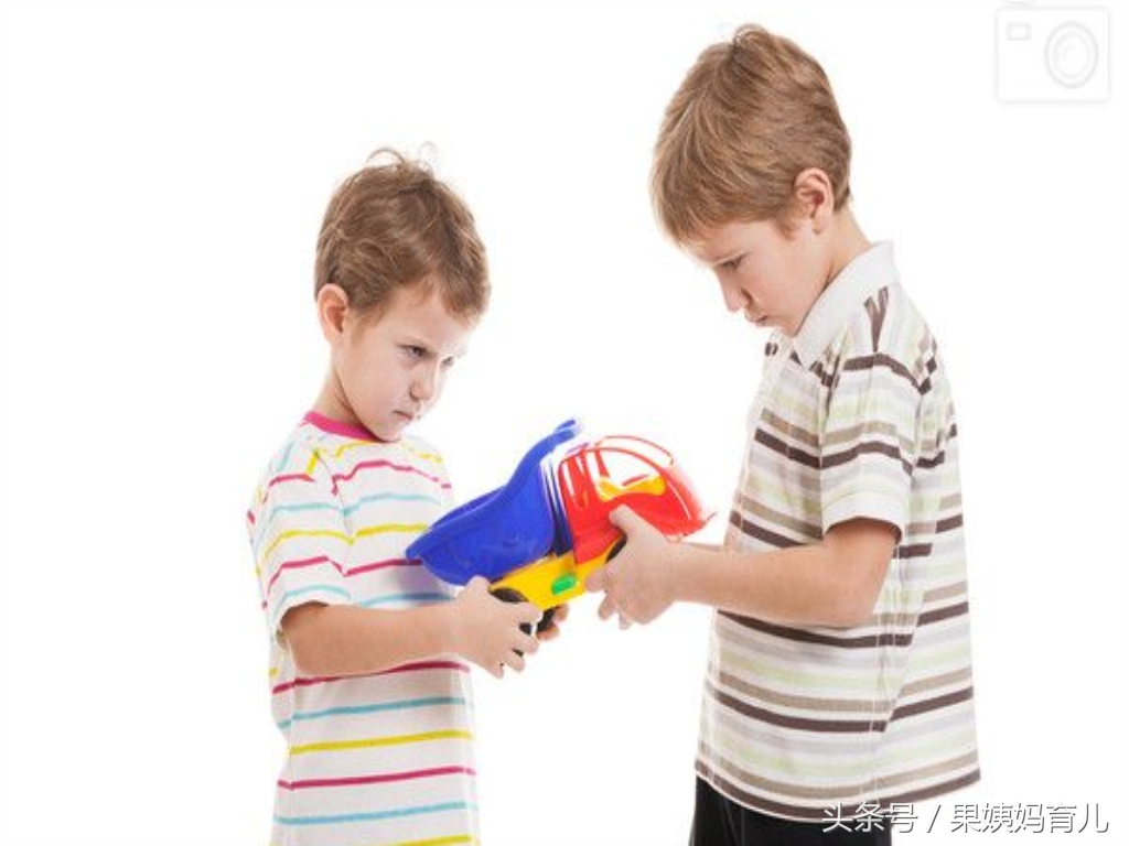 孩子爱抢别人手里的玩具,孩子爱抢东西家长该怎么办
