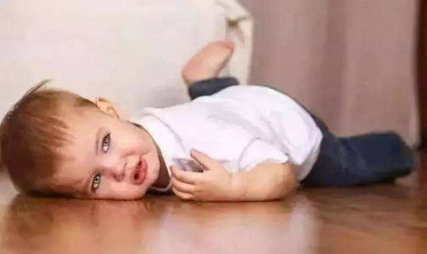 宝宝不小心摔跤了大人怎么做正确,宝宝不小心摔倒了擦什么药