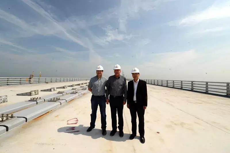 南岸这群人：在港珠澳大桥上铺路！铺成世界之最！