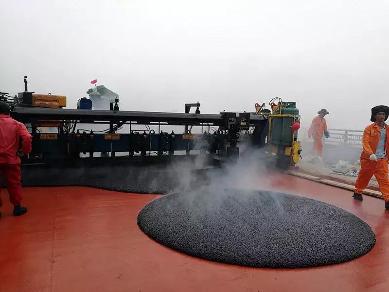 南岸这群人：在港珠澳大桥上铺路！铺成世界之最！