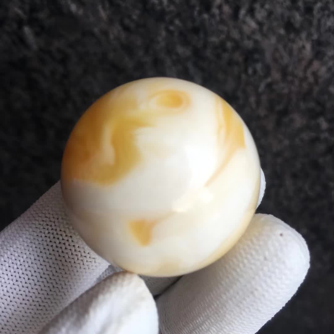 蜜蜡上的黑点是怎么回事,蜜蜡有黑点是怎么回事