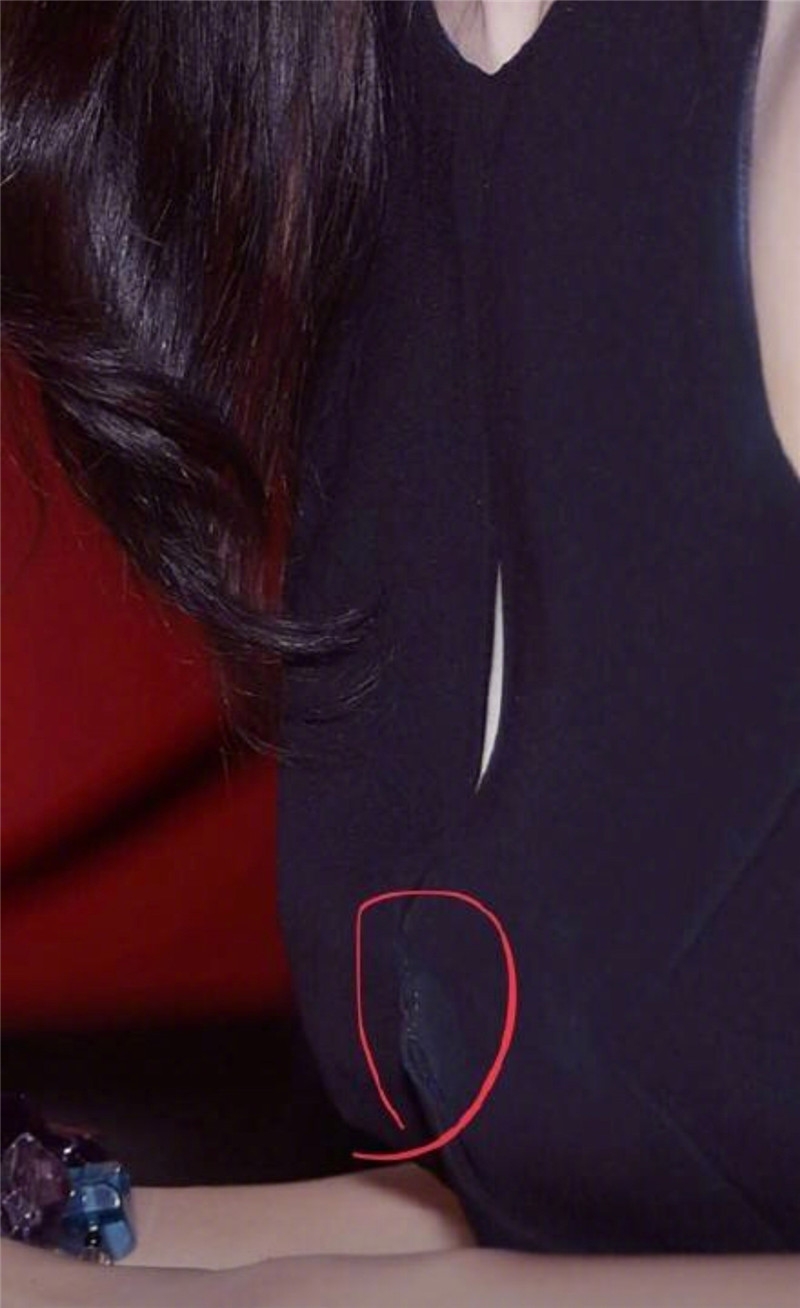 秦岚身穿v领薄纱裙尽显女性魅力,秦岚缝深v礼服