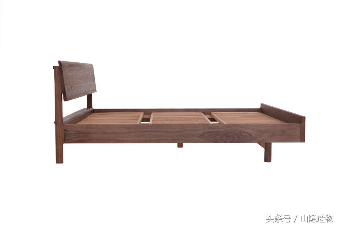 一个卧室一张双人床,一个房间两张实木床照片