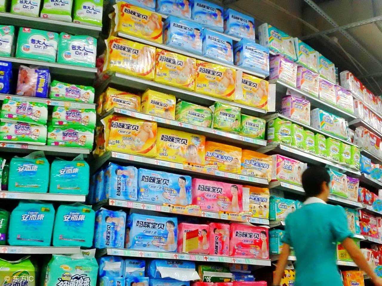 初中时目睹同学第一次月经沾污裤子，老师姨妈巾教学获万人点赞