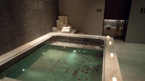 首都土豪家里的酒窖可以存2000瓶红酒，17米吊灯洗一次要花100000