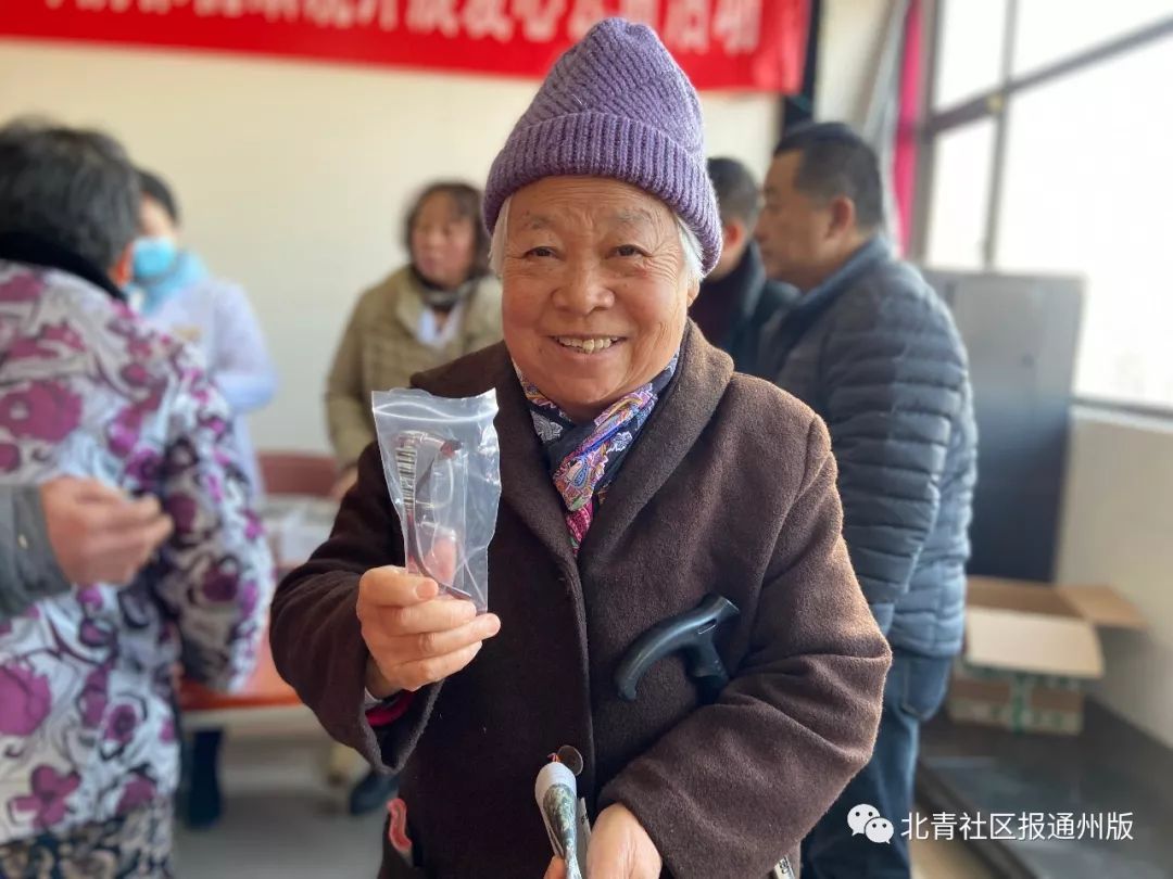 暖心！通州台湖这个村免费为老人剪发、配眼镜，年前送温暖