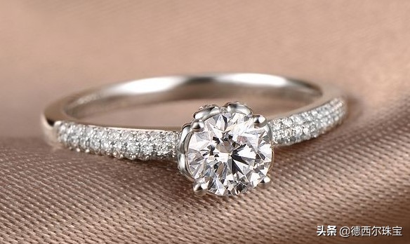 为什么钻戒都是18k金会褪色,婚戒为什么是银色的