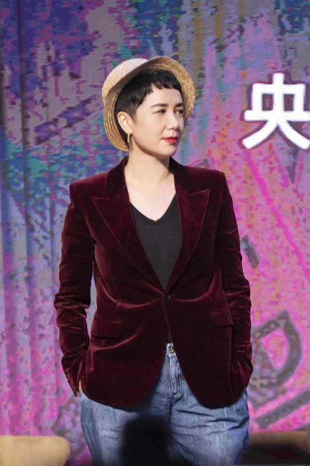 蒋雯丽穿红色连衣裙,被蒋雯丽惊艳的周迅