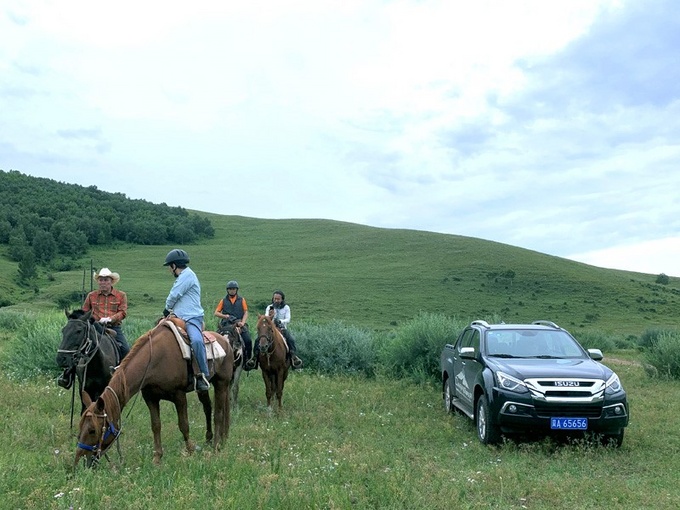 最新d-max3.0手动四驱,新款d-max试驾黑色