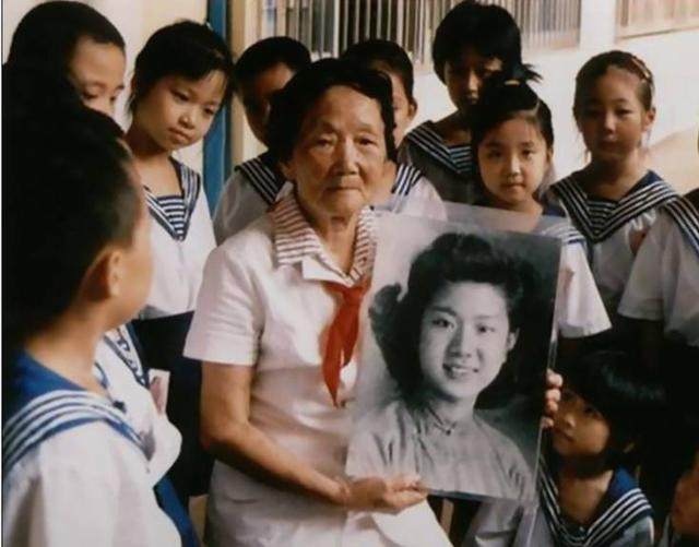 这位美丽的女护士,她的不仅是在救人更是在救国