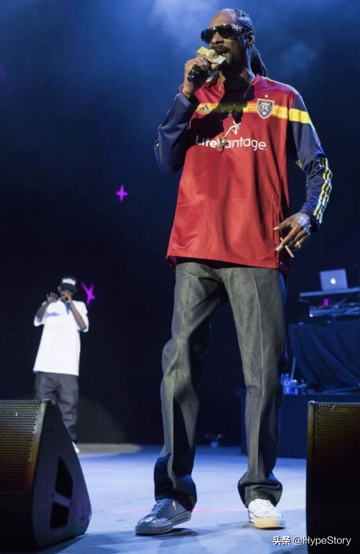他是西海岸教父级的说唱歌手，也是足球圈最拽的球衣狂魔