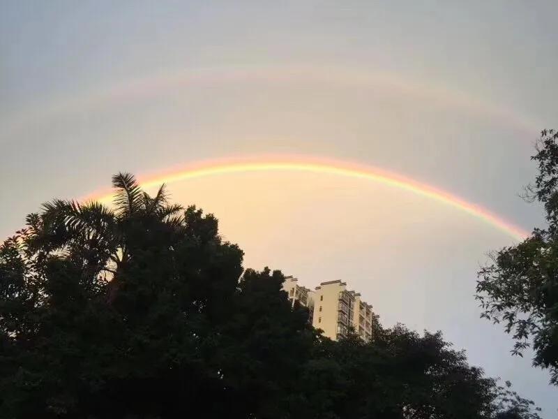 郁南都城暴雨夜景,雨后彩虹五彩丹霞太美了