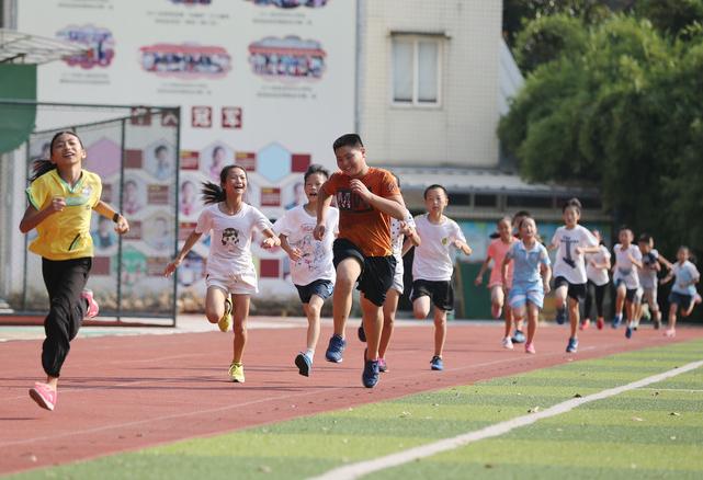 体育跑步怎么跑最快而不累100米,体育老师教正确的跑步姿势