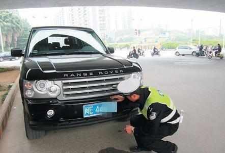 车牌上的四个螺丝装两个可以吗,车牌四个孔只上两个螺丝扣分吗