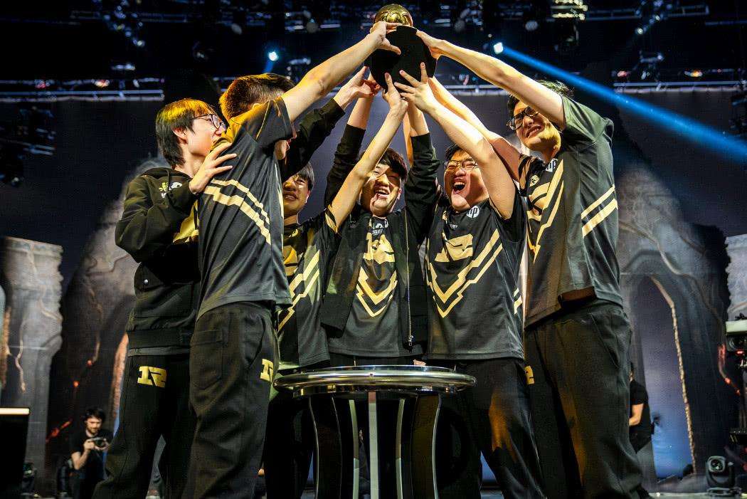 某网友购买RNG八强战绩短袖遭调侃：兄弟保重，注意安全！