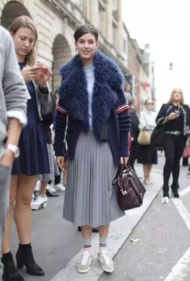 杨幂热巴穿的这些款式超出彩,杨幂热巴实力种草的牛仔外套