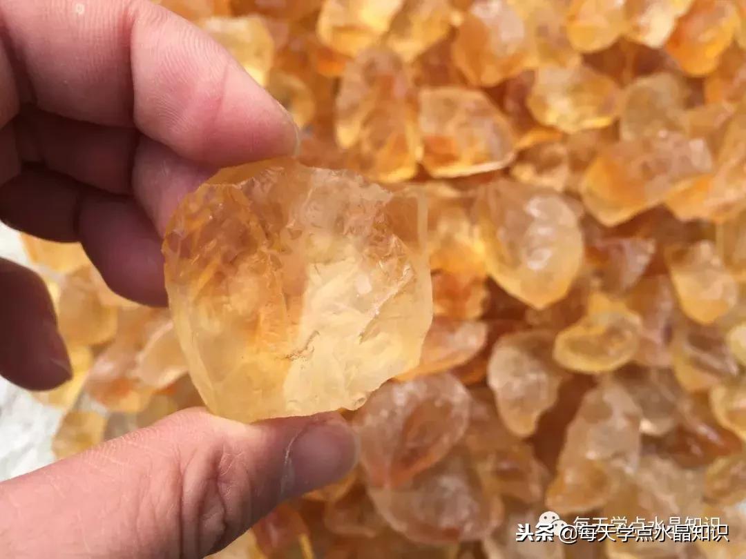 天蒙蒙亮赶个早市看一看天然水晶毛料市场