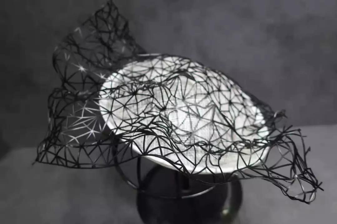 专访|“头大戴不下”怎么办？帽匠设计师Coco跟你聊帽子的学问