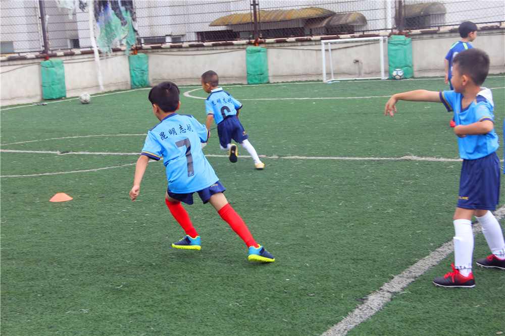 昆明少儿足球训练日志：抬头观察的习惯如何养成