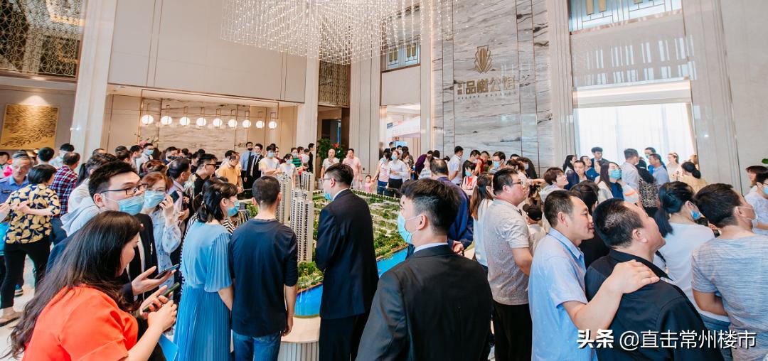 售楼处开盘千人排队,开盘人多冲进售楼部的视频