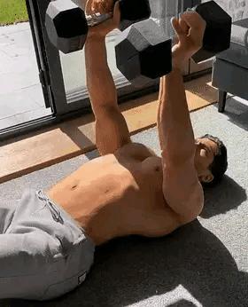 只用两个哑铃如何练出胸肌,怎么简单有效练出胸肌