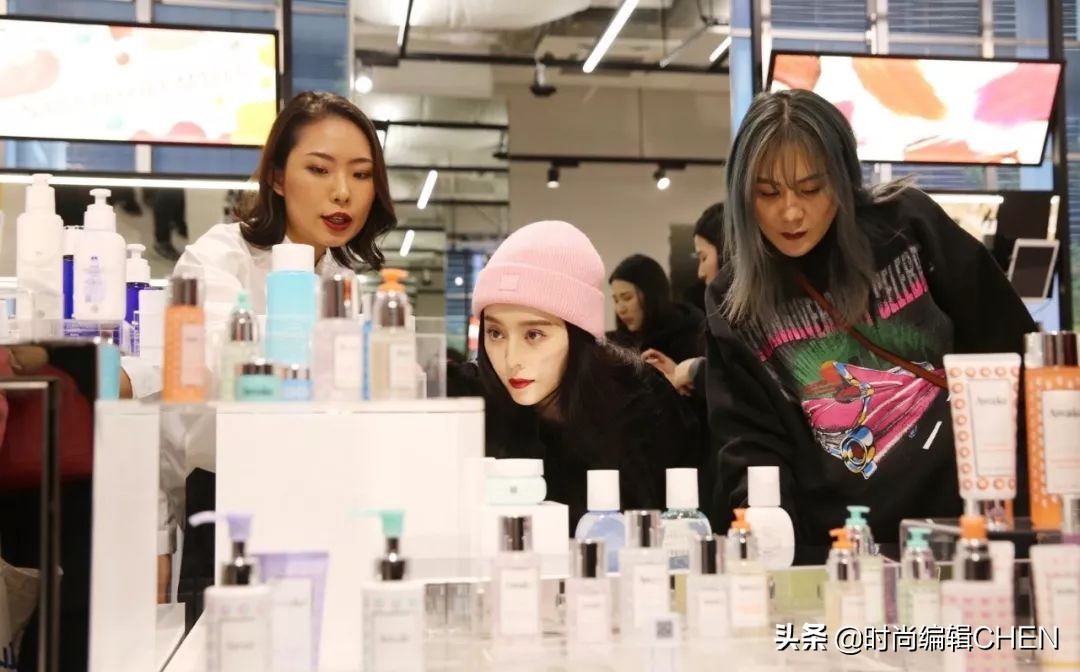 范冰冰现身穿搭抢镜 (范冰冰香港逛街显潮流)