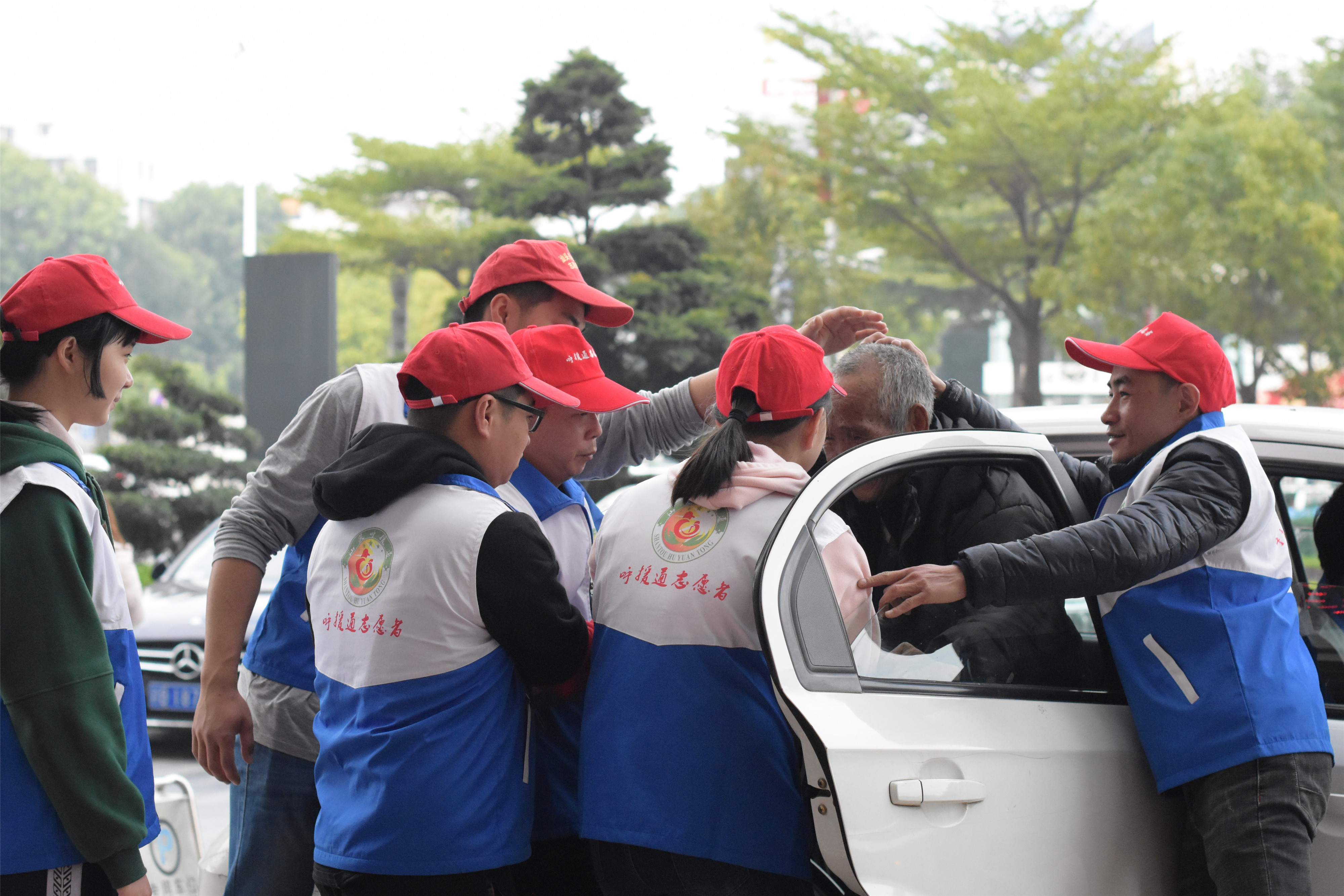 龙湖区第八个善待鳏寡百叟宴今举行铂晶大酒店多年资助大爱奉献