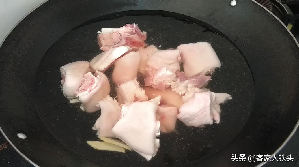 色香味俱全的花生猪脚炖好了,猪脚最好吃的做法要什么调料