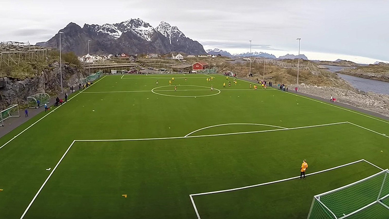 面积只有10平方公里的小岛,小岛上建足球场