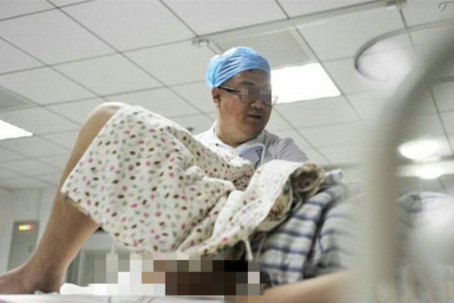 生完孩子医生又把手伸进去，产妇愤怒质问，医生沉稳回答：为你好