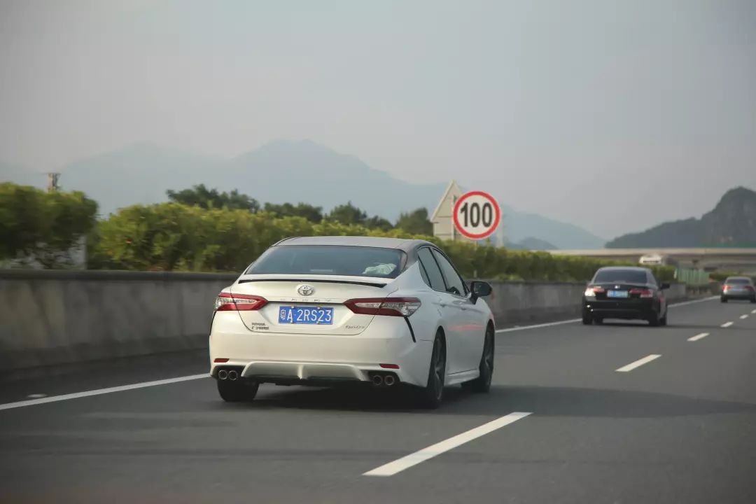 凯美瑞双擎适合长途自驾吗,卡罗拉双擎和凯美瑞双擎哪个省油