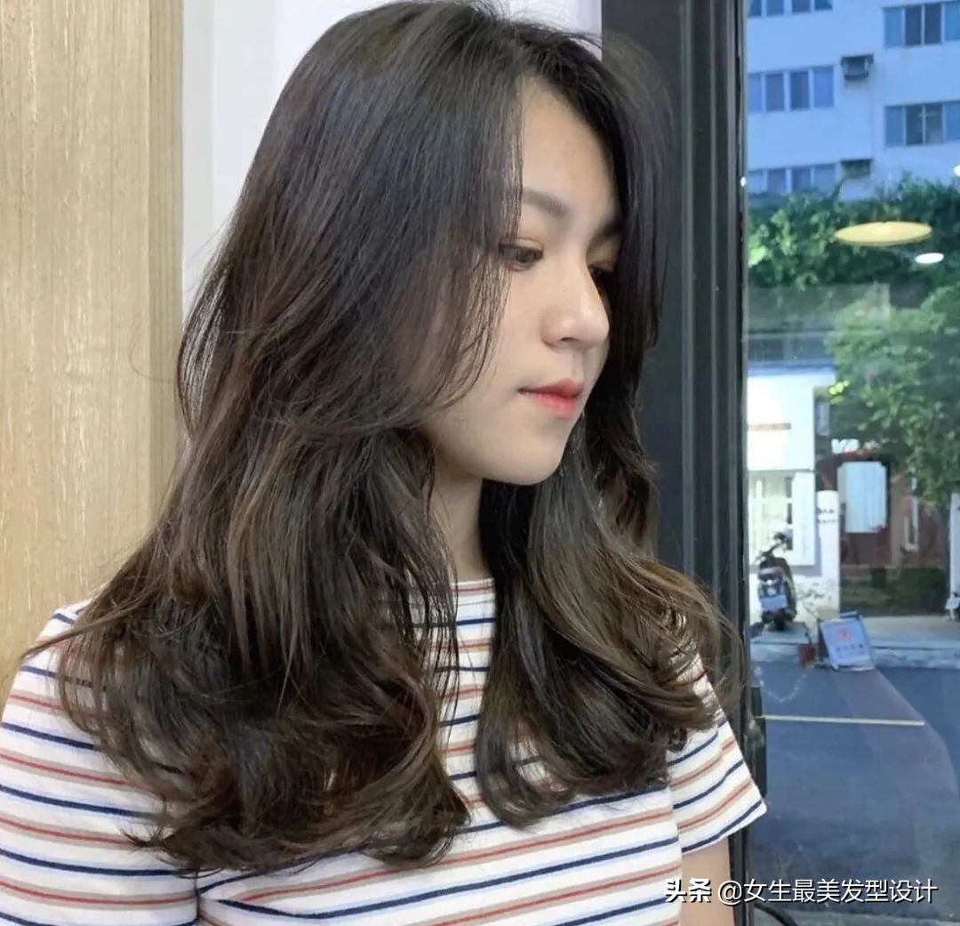 中长卷发扎温柔减龄披肩发,中长发成熟卷发教程