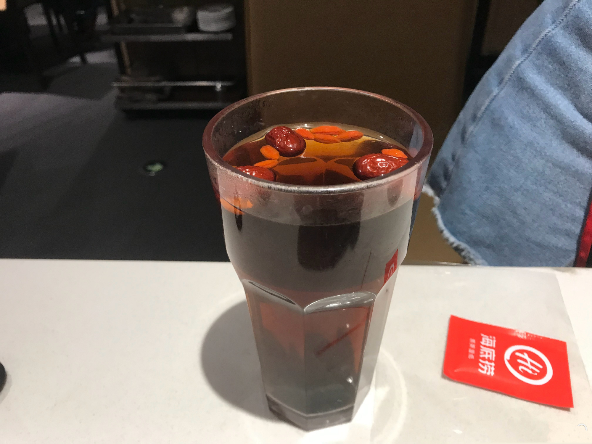 海底捞的服务真的很周到,海底捞的服务非常好英语