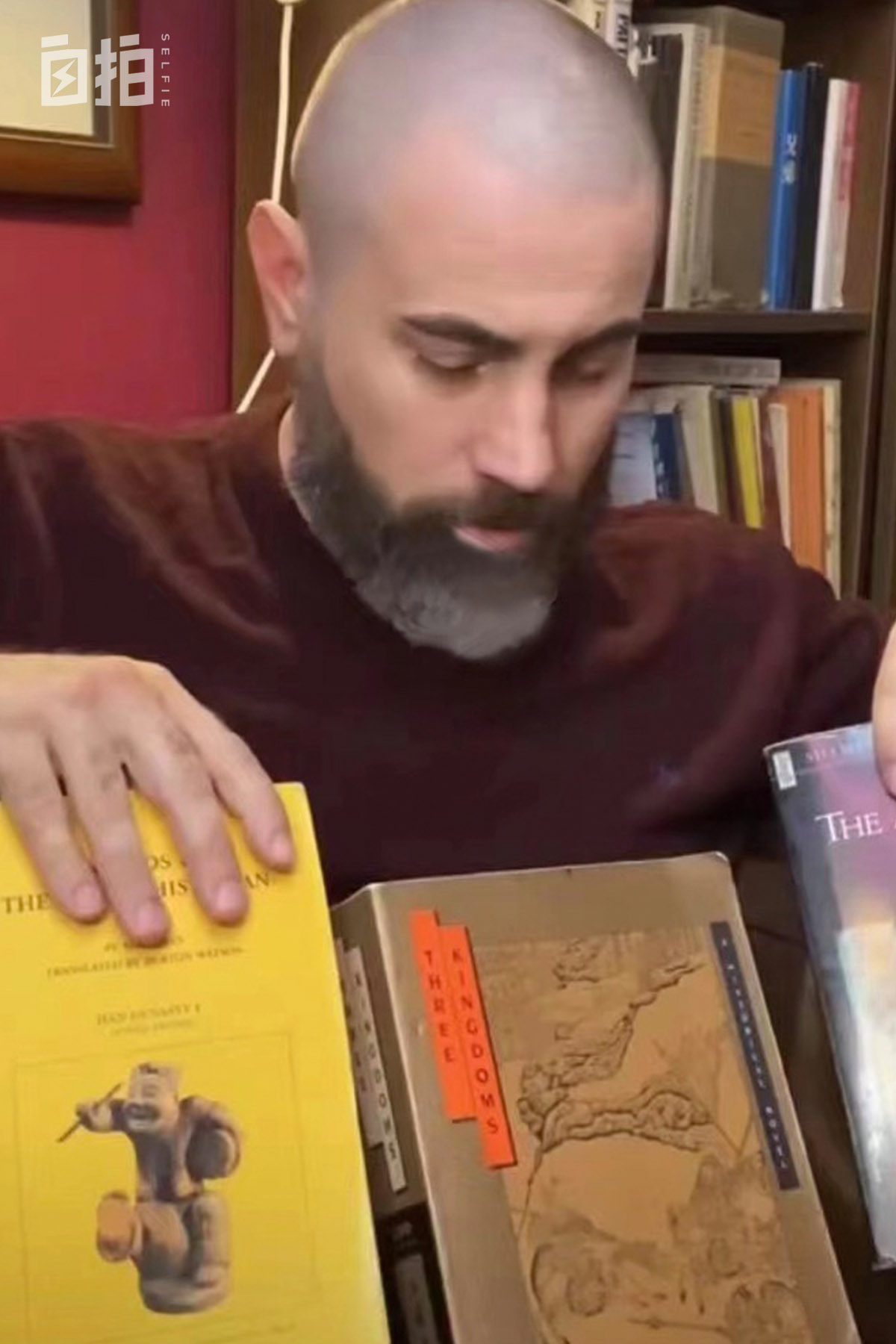 我叫曹操，美国人，娶北京姑娘、学中国文化，现在变成了北京大爷