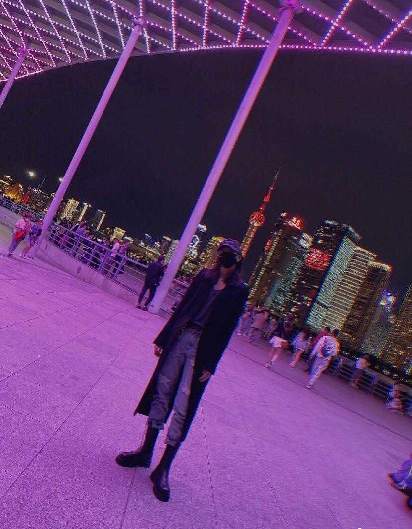 马蓉lv,马蓉现身机场穿的黑大衣红围巾