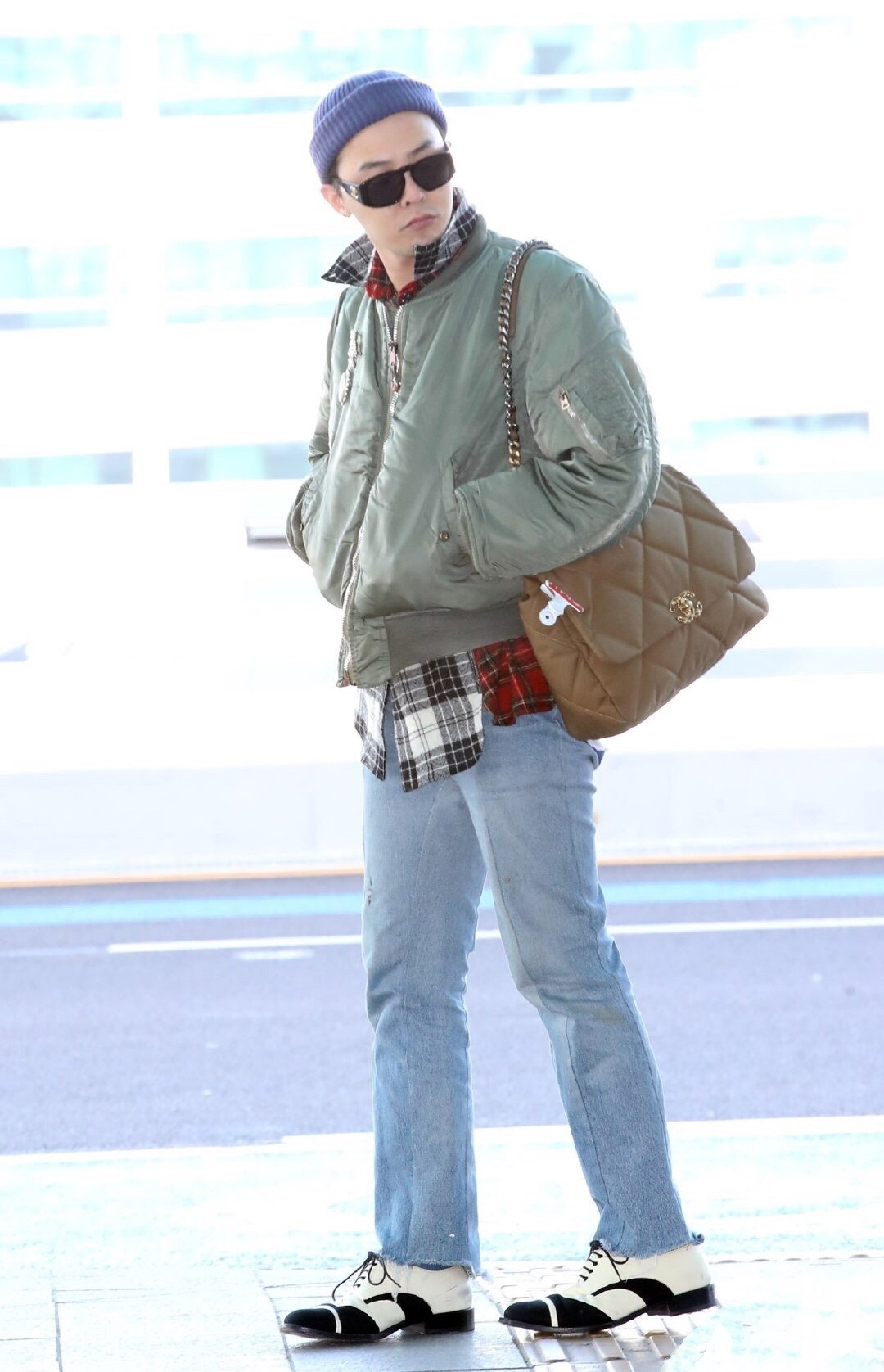 权志龙机场造型，绿色棒球服搭配牛仔裤，干练清爽的穿搭时尚感