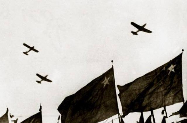 1949年开国大典，毛主席正装之下，穿着4个大窟窿的羊毛衫裤