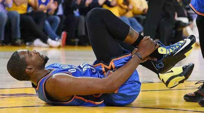 打篮球崴脚了怎么处理,打篮球崴脚脱鞋捏脚