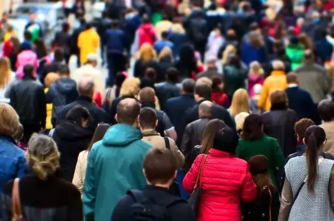 华人在澳洲被辱骂,澳大利亚一群青年当街袭击亚裔