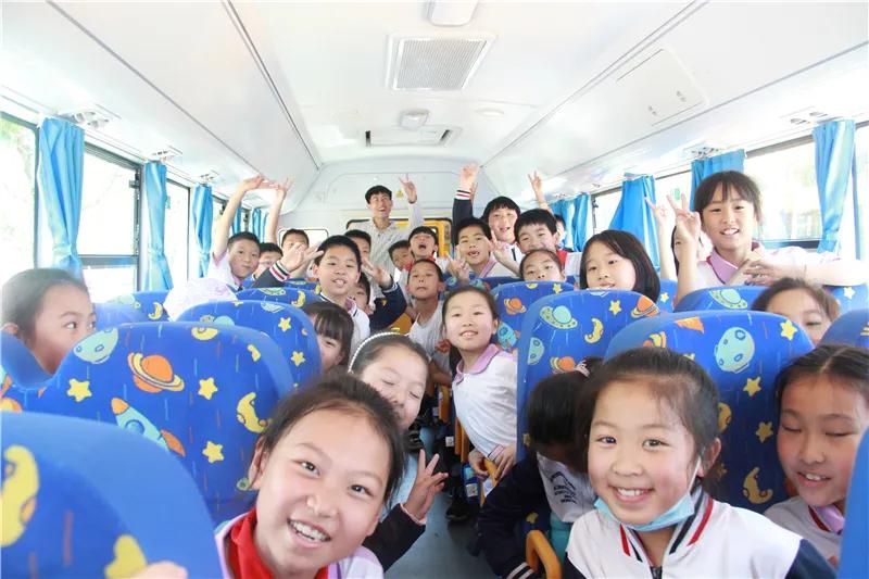 让教育和生活相连——青岛枣山小学开展年级研究性学习活动