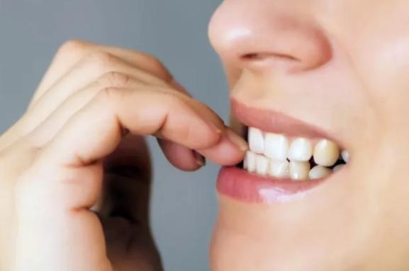 孩子一焦虑就咬指甲,小孩总咬指甲会不会截肢