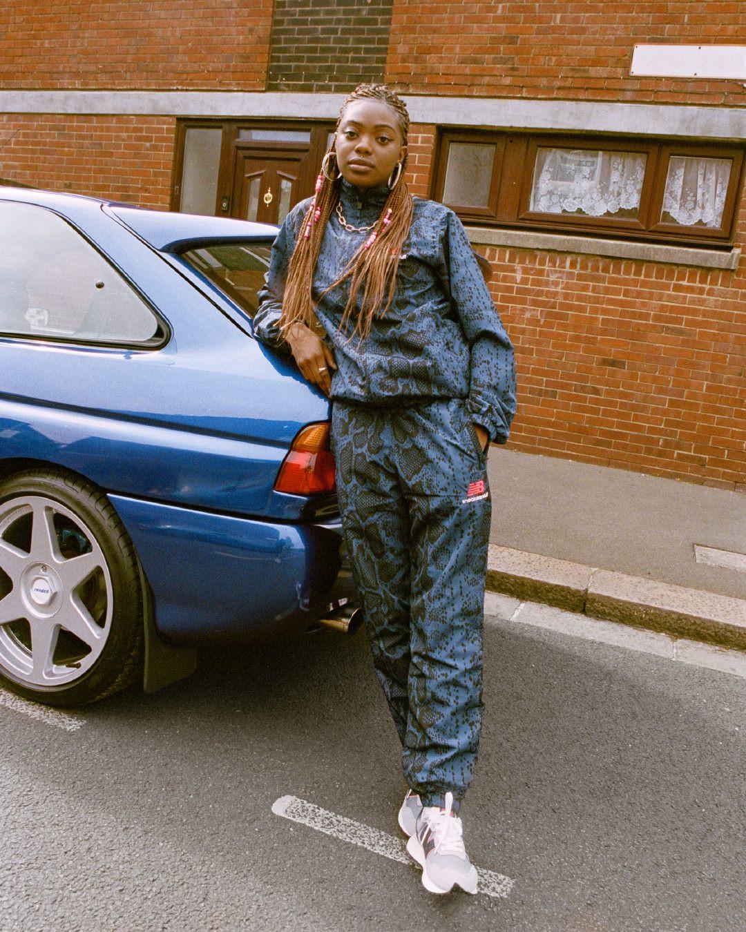 不知悔改?新百伦趁灾情卡点官宣新代言人,还公然冒犯国家主权